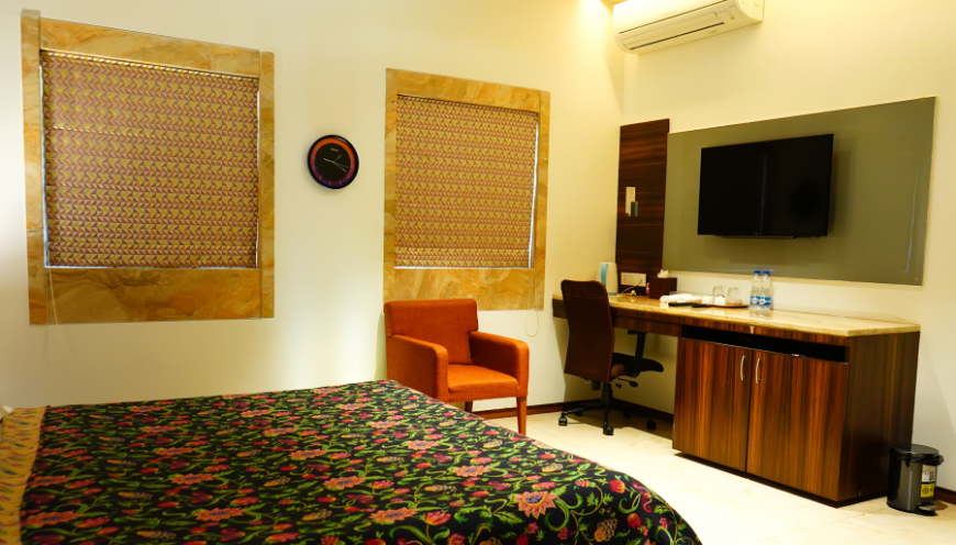 deluxe-rooms-room-in-devbagh
